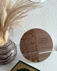 Koranholder i valnødsfiner og klar akryl med arabisk kalligrafi