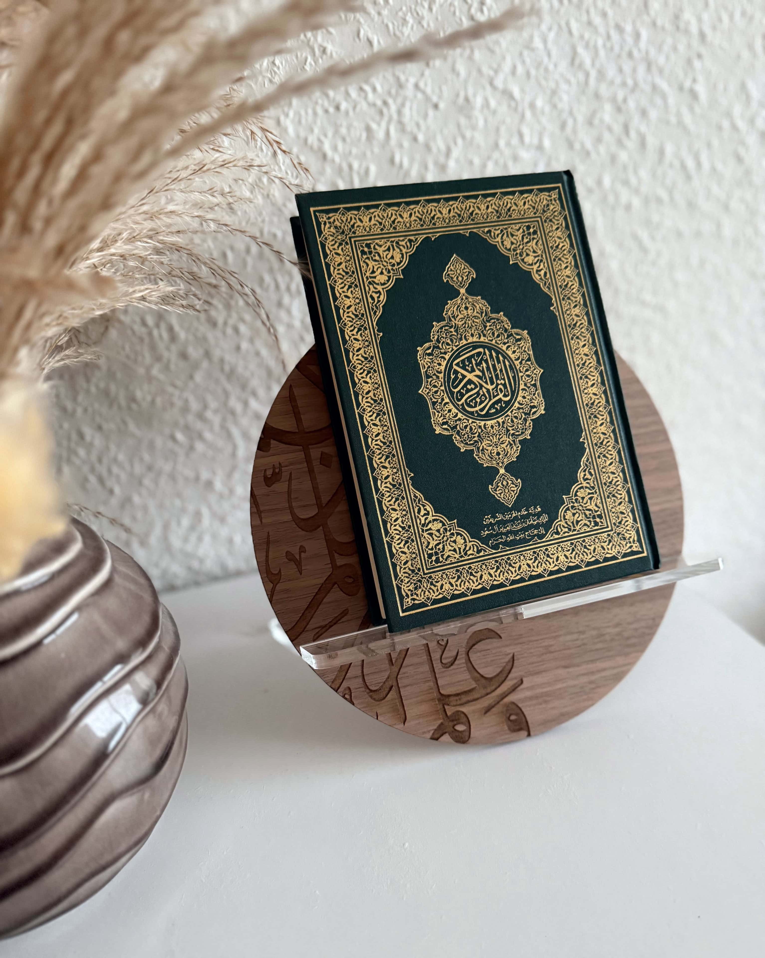 Koran placeret i dekorativ Koranholder af valnødsfiner med arabisk kalligrafi