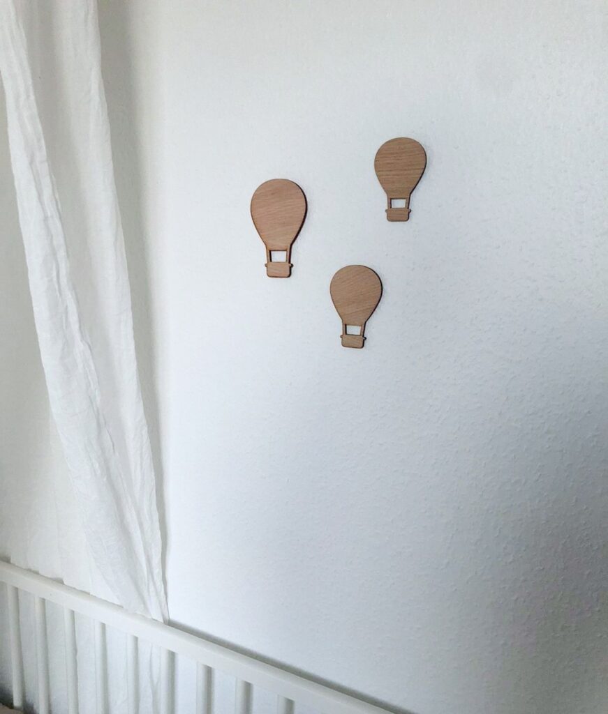 Tre små søde luftballoner i forskellig størrelse til dekoration på børneværelset. Kan fåes i to materialer - Egfiner eller birkfinér.