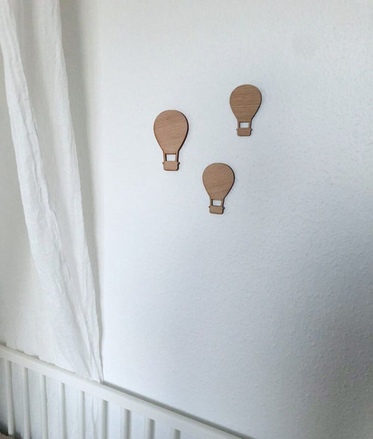 Tre små søde luftballoner i forskellig størrelse til dekoration på børneværelset. Kan fåes i to materialer - Egfiner eller birkfinér.