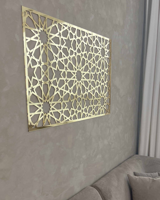 Makkah Art Panel i guld spejlakryl med geometrisk mønster set fra siden på væg