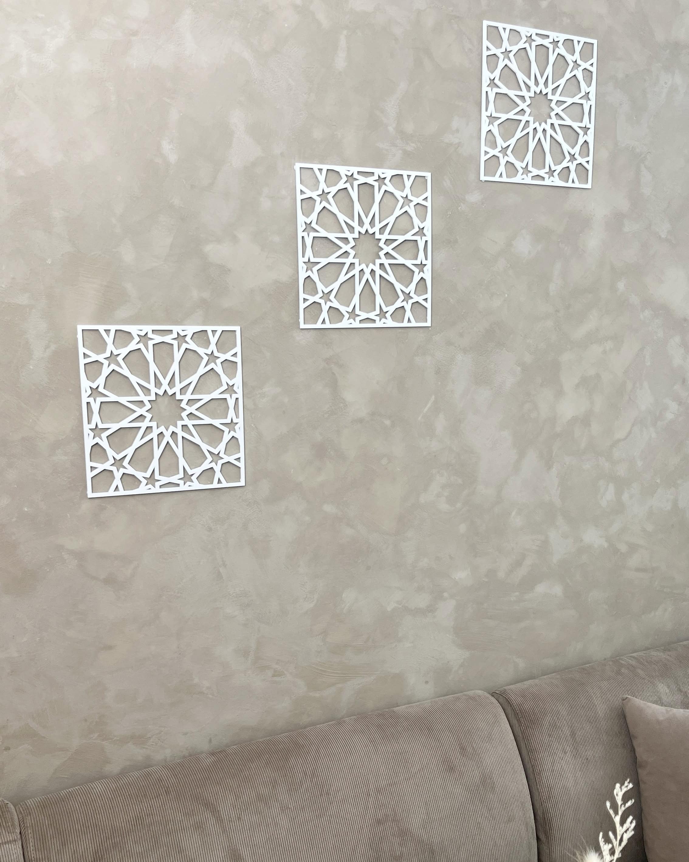 Tre hvide Makkah Square Panels med islamisk geometrisk mønster som vægdekoration i stuen