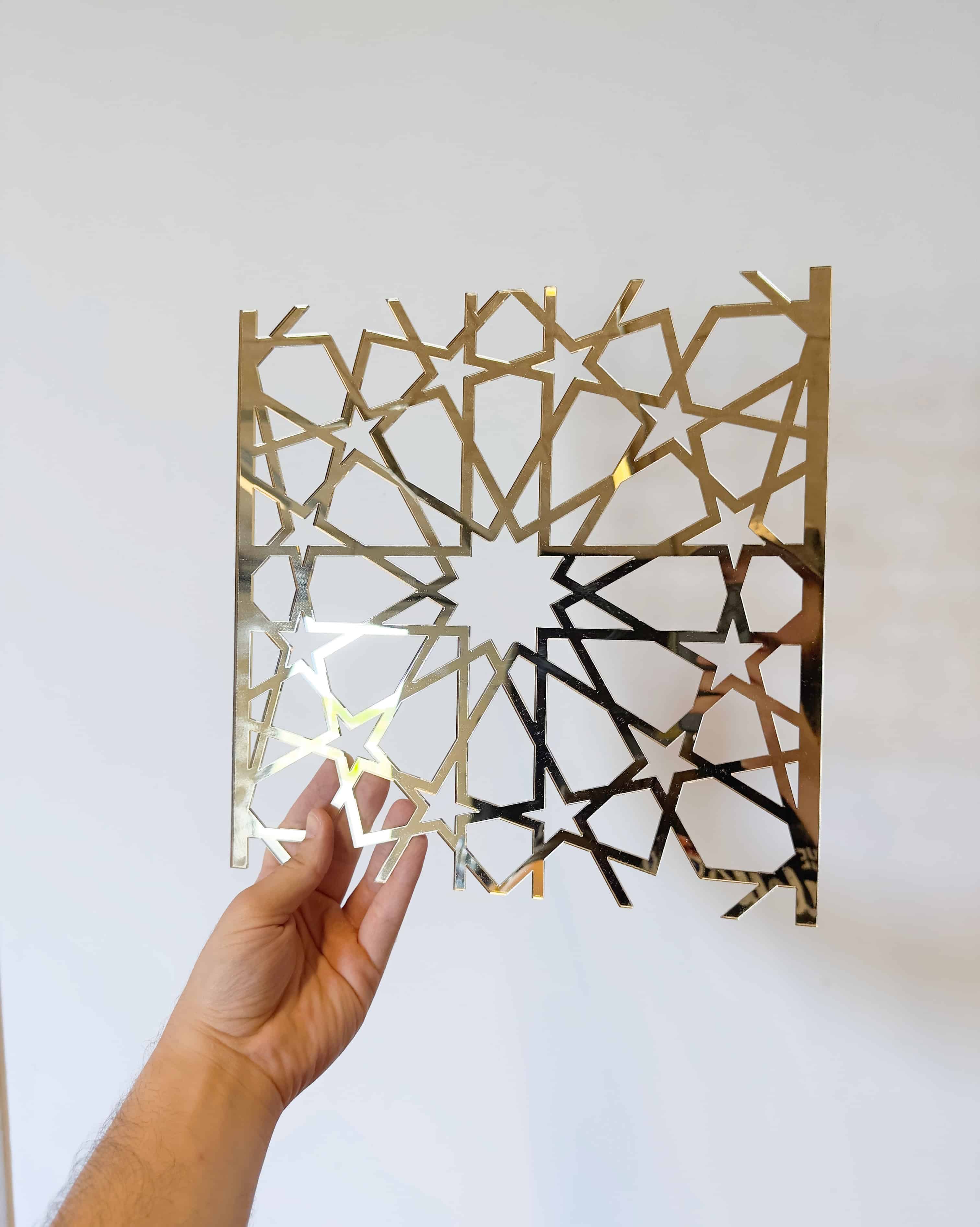 Detaljebillede af Makkah Wall Panel i guld  med islamisk geometrisk mønster