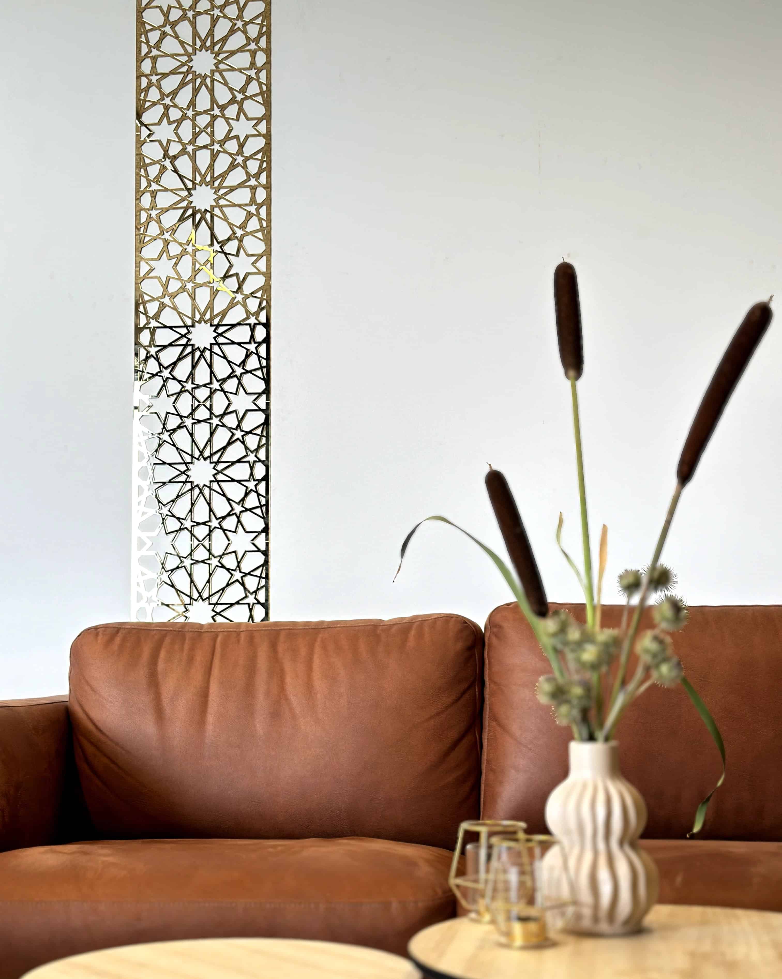 Makkah Wall Panel i guld med islamisk geometrisk mønster ved sofa i stuen