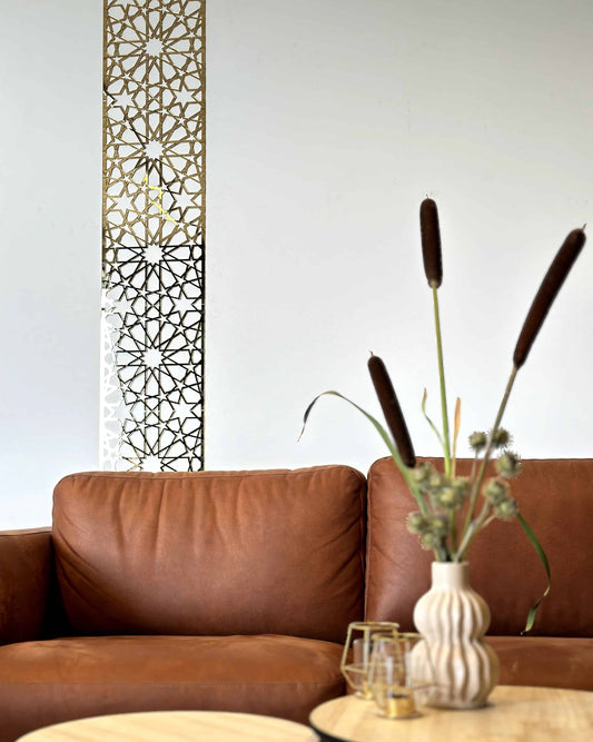 Makkah Wall Panel i guld med islamisk geometrisk mønster ved sofa i stuen