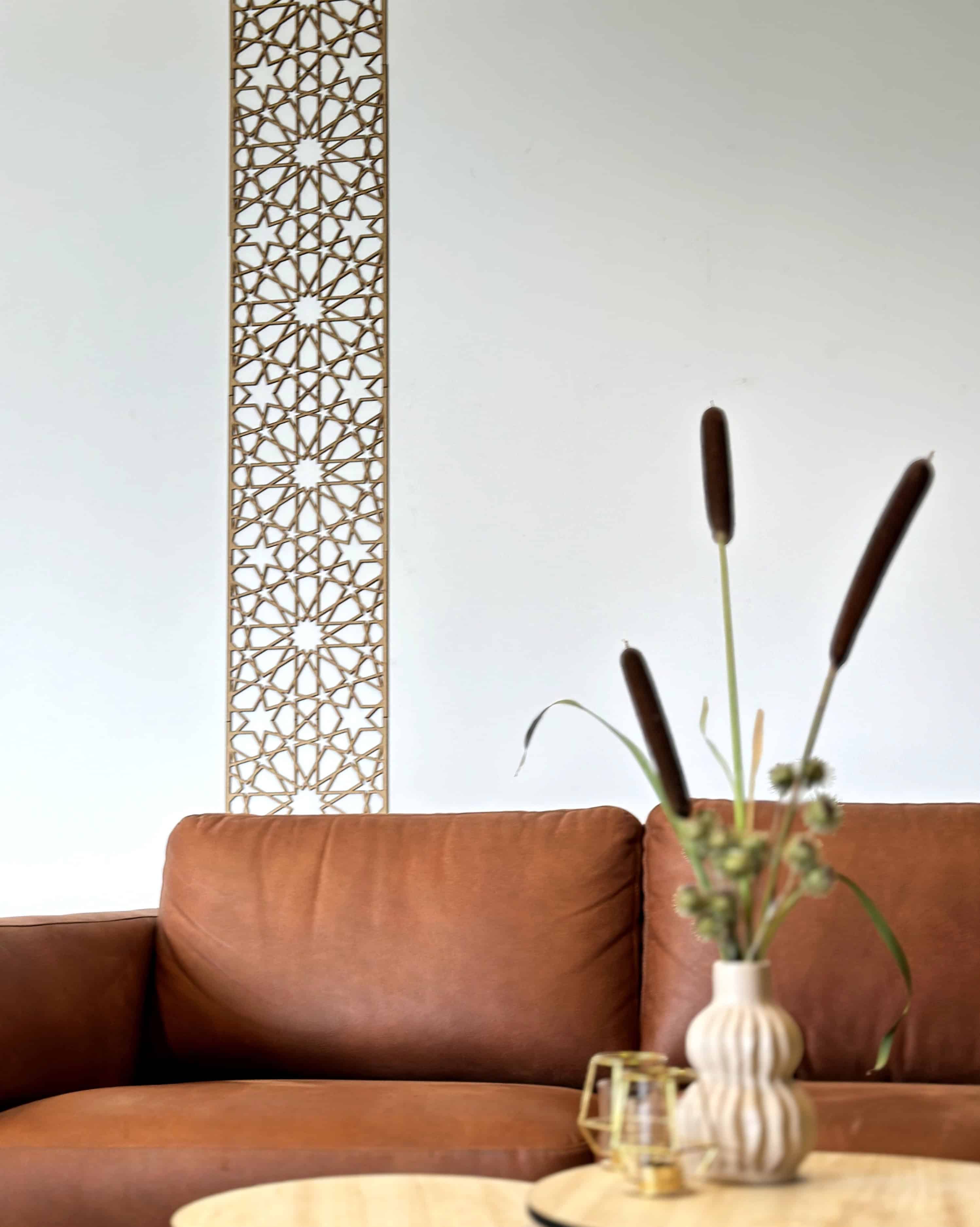 Makkah Wall Panel i hvid med islamisk geometrisk mønster ved sofa i stuen