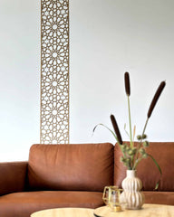 Makkah Wall Panel i hvid med islamisk geometrisk mønster ved sofa i stuen