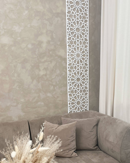 Makkah Wall Panel i hvid med islamisk geometrisk mønster som vægdekoration i stuen