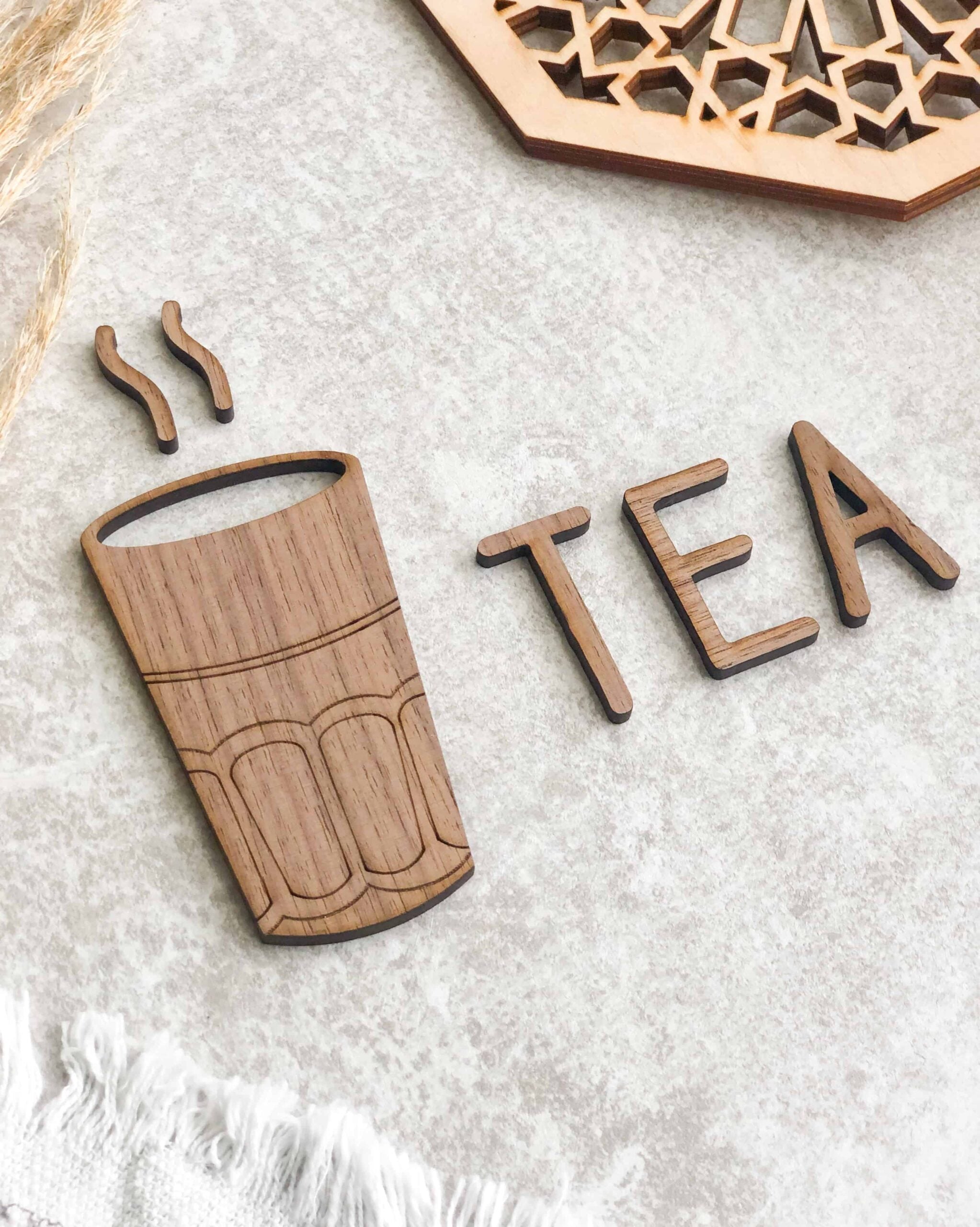 Dekorativt marokkansk te-skilt med teglas og teksten TEA i egefinér, valnødsfinér eller spejlakryl
