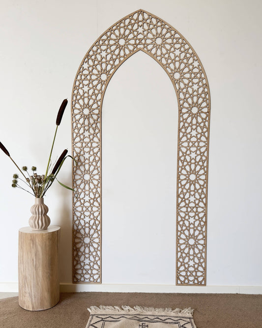 Mihrab Panel i egefiner med islamisk geometrisk mønster monteret på væg