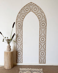 Mihrab Panel i egefiner med islamisk geometrisk mønster monteret på væg