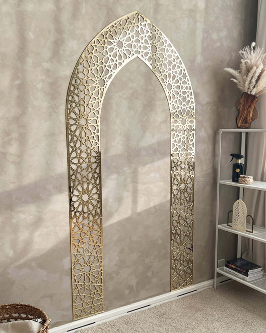 Stort Mihrab Panel i guld med islamisk geometrisk mønster som vægdekoration