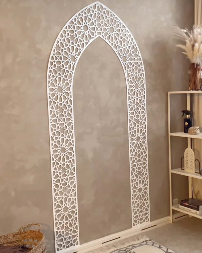 Mihrab Panel i hvid med islamisk geometrisk mønster som dekorativt vægpanel