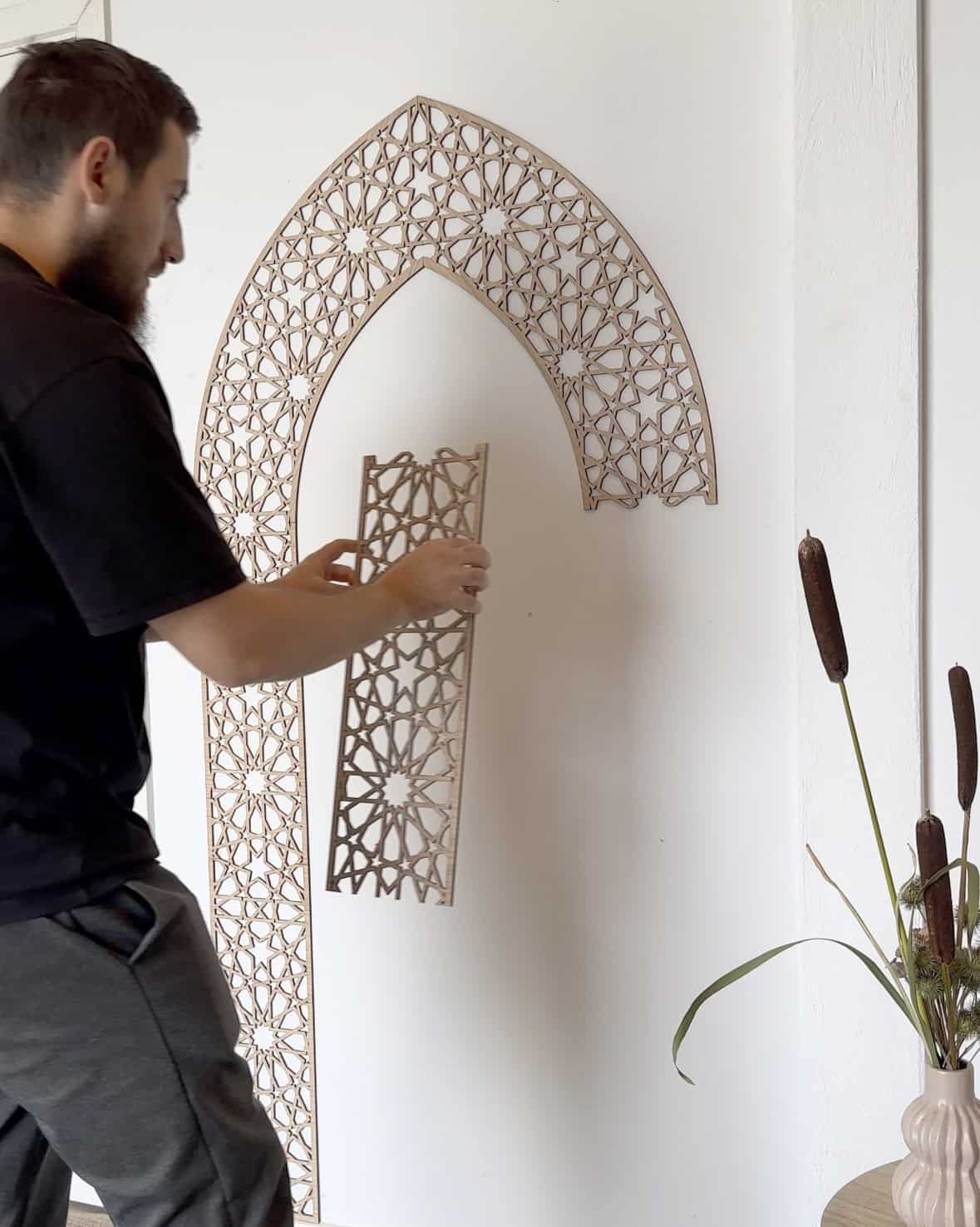 Montering af Mihrab Panel med islamisk geometrisk mønster på væg