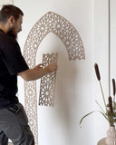 Montering af Mihrab Panel med islamisk geometrisk mønster på væg