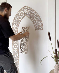 Montering af Mihrab Panel med islamisk geometrisk mønster på væg