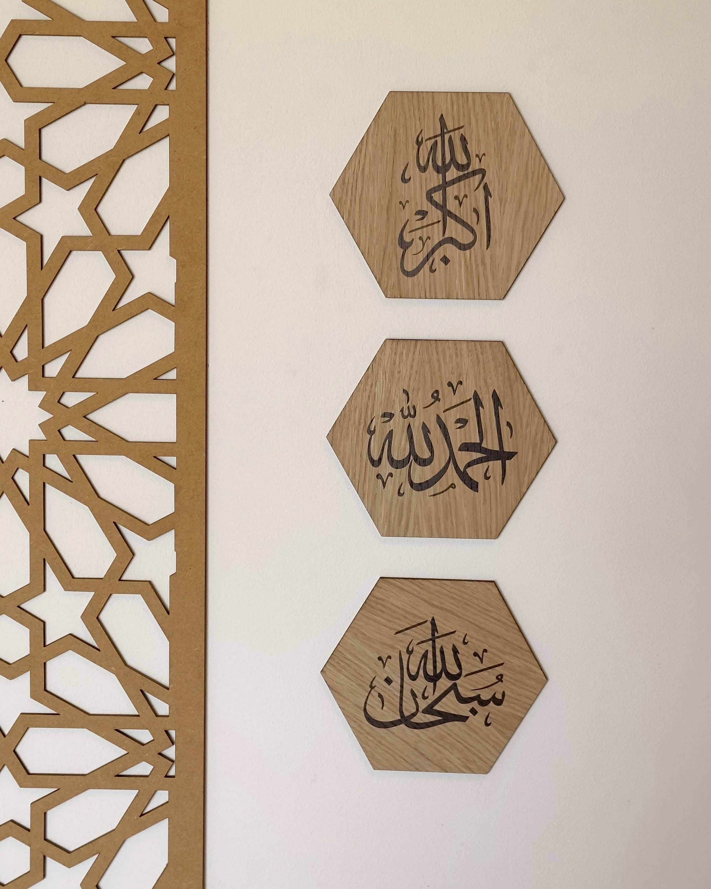 Tre mini dhikr rammer med arabisk kalligrafi i geometrisk design