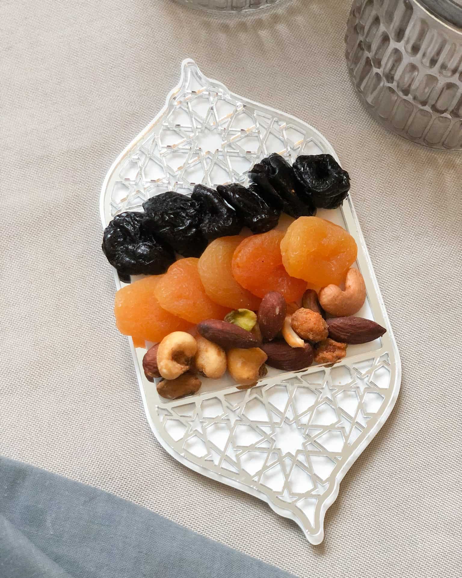 Mini fad i hvid akryl og spejlakryl med geometrisk design til servering af dadler, snacks og nødder