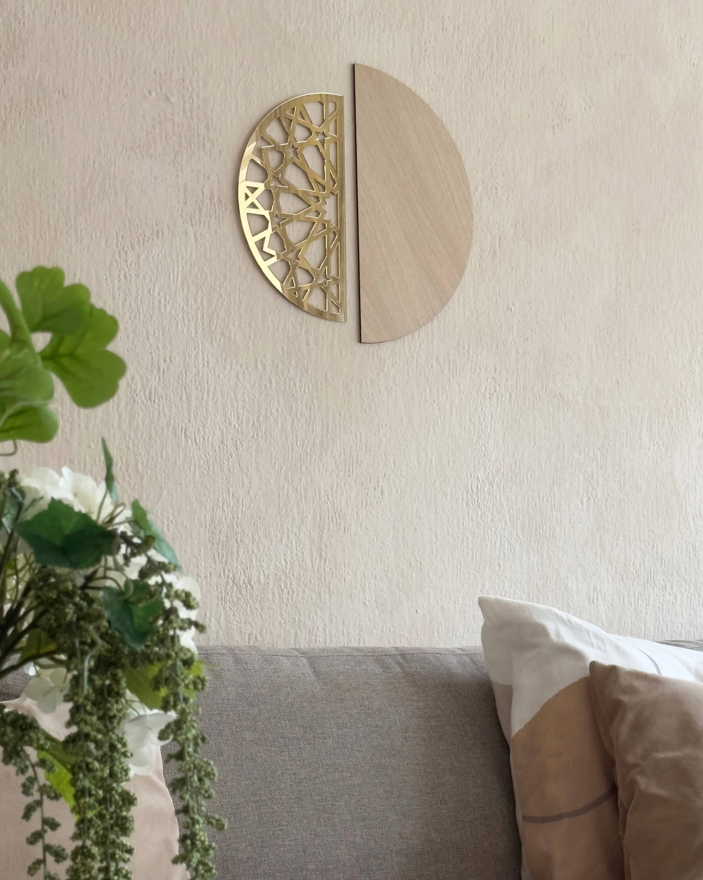 Modern Half Circle vægpanel i egetræsfiner og guld med geometrisk mønster