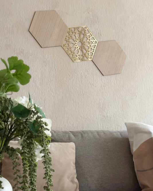 Tre hexagon vægpaneler i egetræsfiner med geometrisk gulddetalje