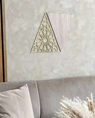 Modern Triangle vægpanel i egetræsfiner og guld med geometrisk mønster