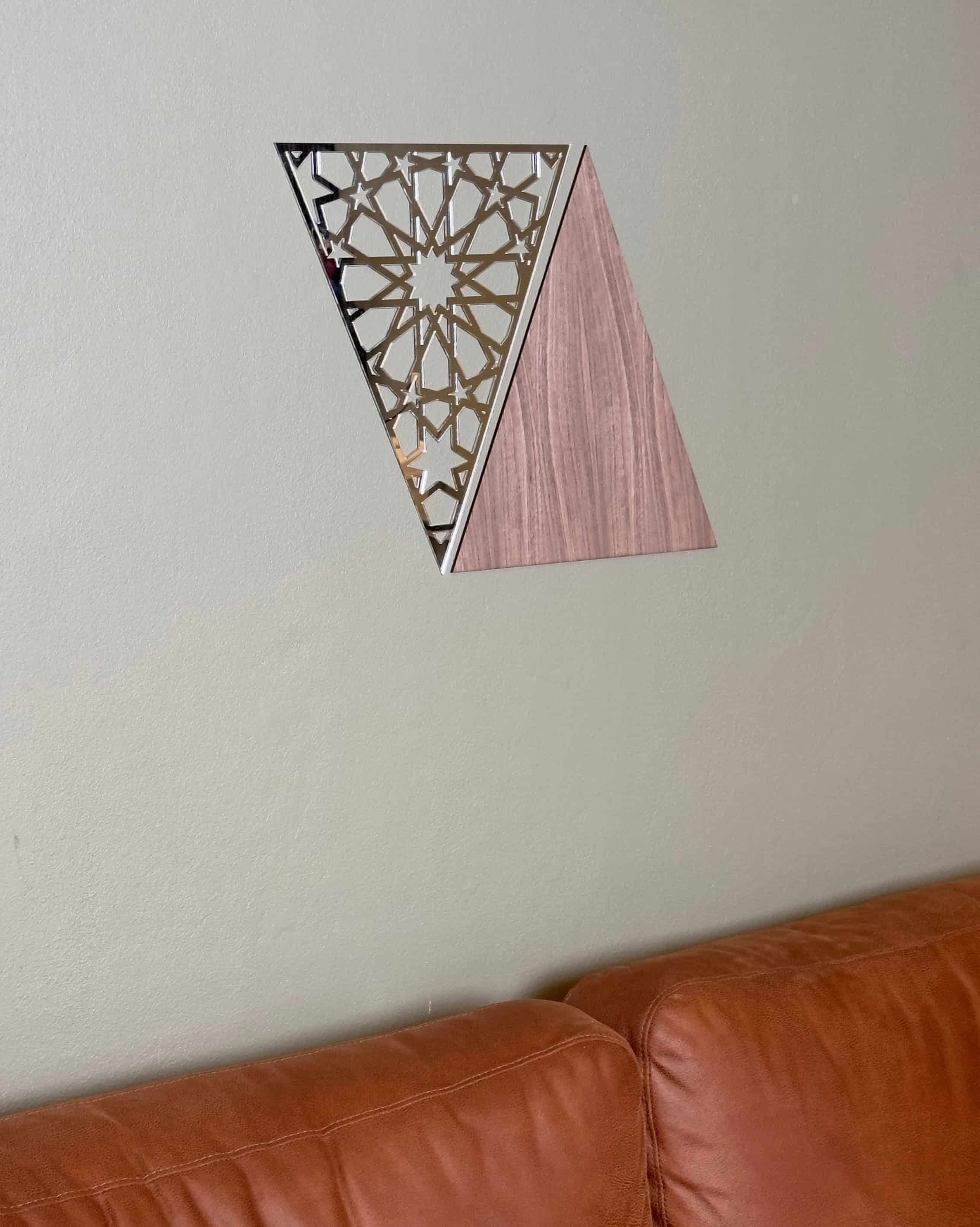 Modern Triangle vægpanel i valnød og guld som geometrisk vægdekoration