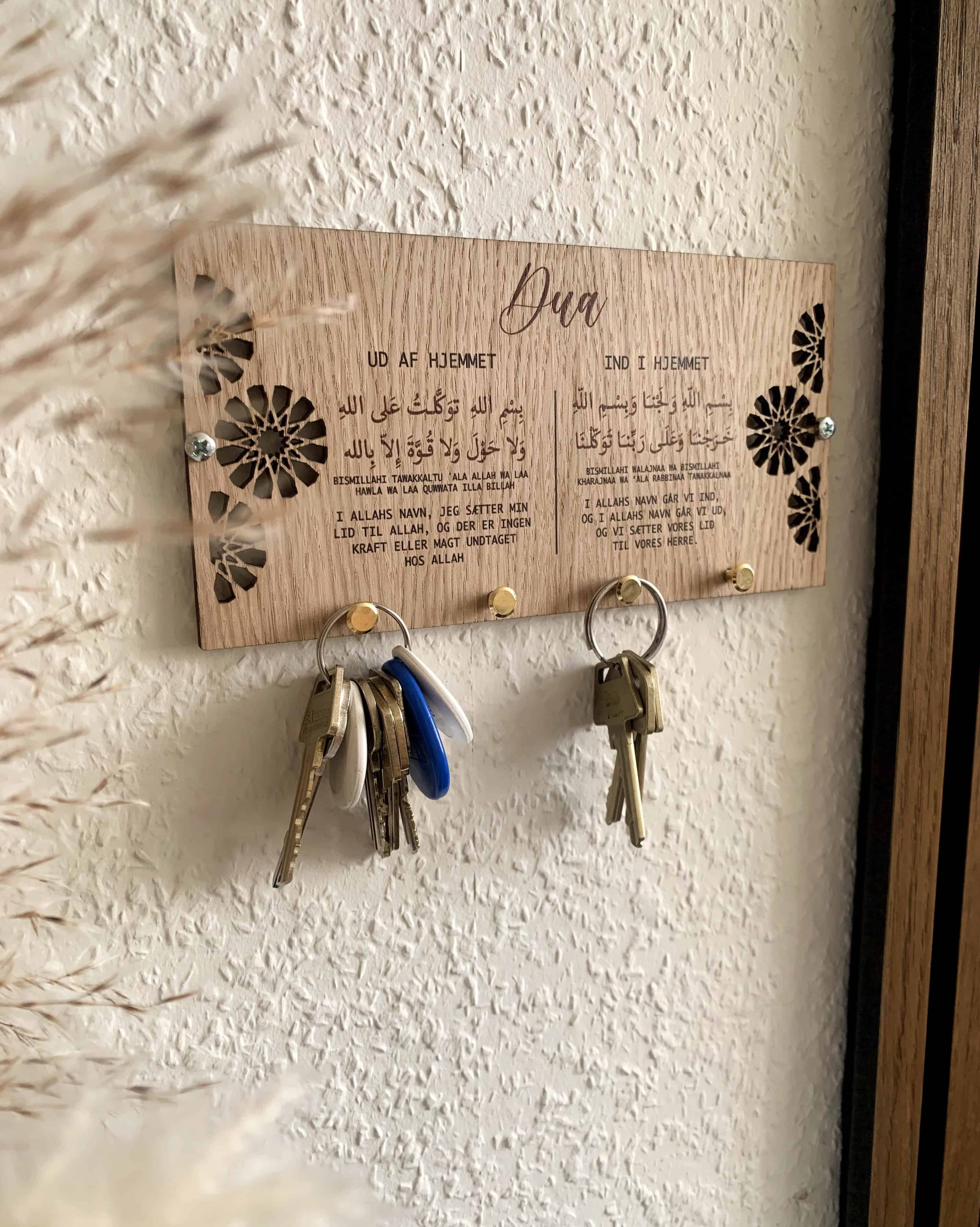 Nøgleholder i eg med dua på arabisk og dansk samt gyldne kroge til nøgler