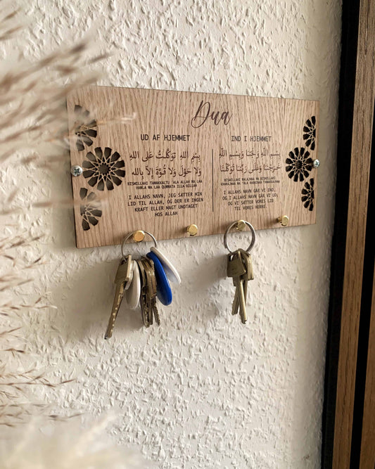 Nøgleholder i eg med dua på arabisk og dansk samt gyldne kroge til nøgler