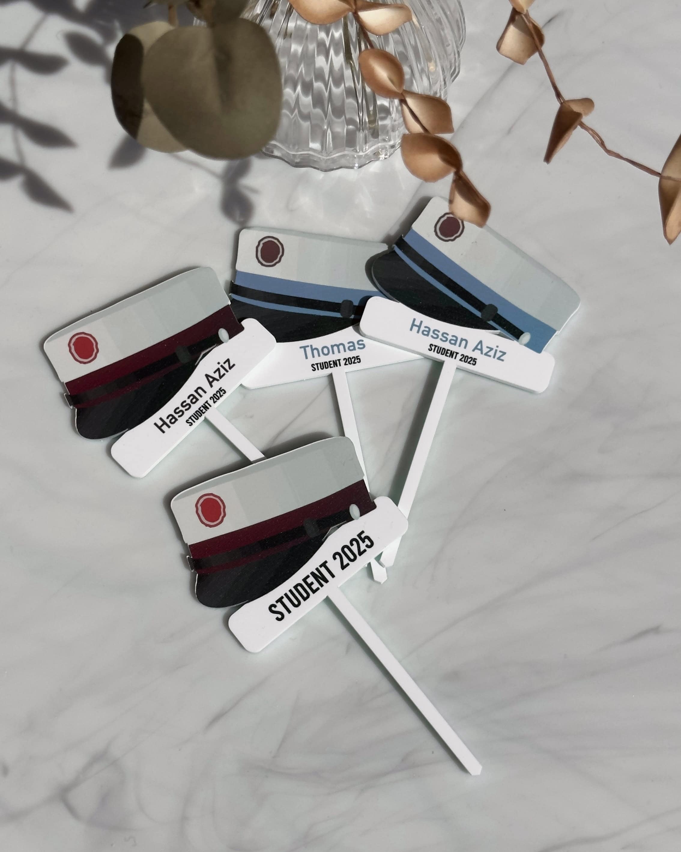 Personlige caketoppers til studenten med navn, årstal og studenterhue