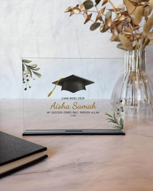 Personlig gave til nyuddannet i klar akryl med navn, studenterhue og blomsterdesign