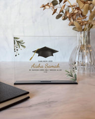 Personlig gave til nyuddannet i klar akryl med navn, studenterhue og blomsterdesign