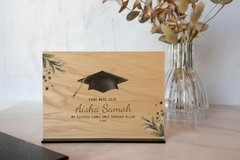 Personlig gave til nyuddannet i egefiner med studenterhue, navn og personlig tekst