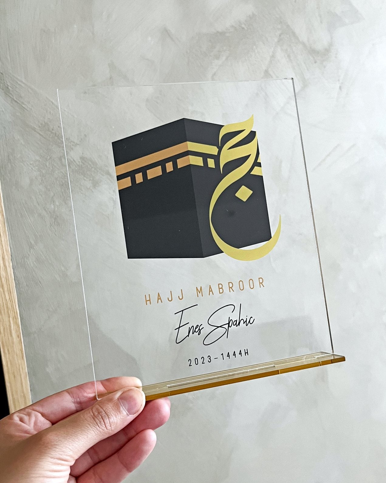 Personligt Hajj Mabroor skilt i akryl med navn og Kaaba motiv som Hajj gave
