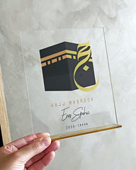 Personligt Hajj Mabroor skilt i akryl med navn og Kaaba motiv som Hajj gave