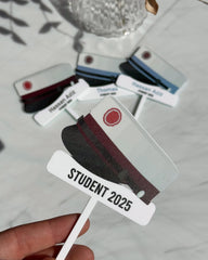 Personlig caketopper til student i hvid akryl med studenterhue og tekst