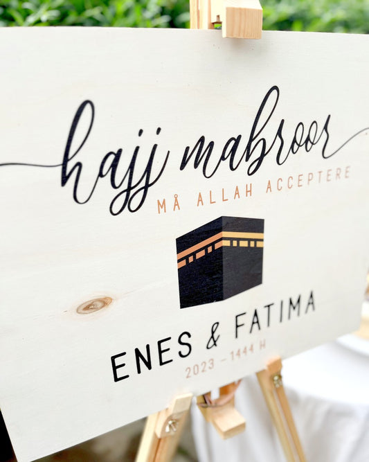 Hajj Mabroor velkomstskilt i poppelfiner med Kaaba motiv og personlige navne