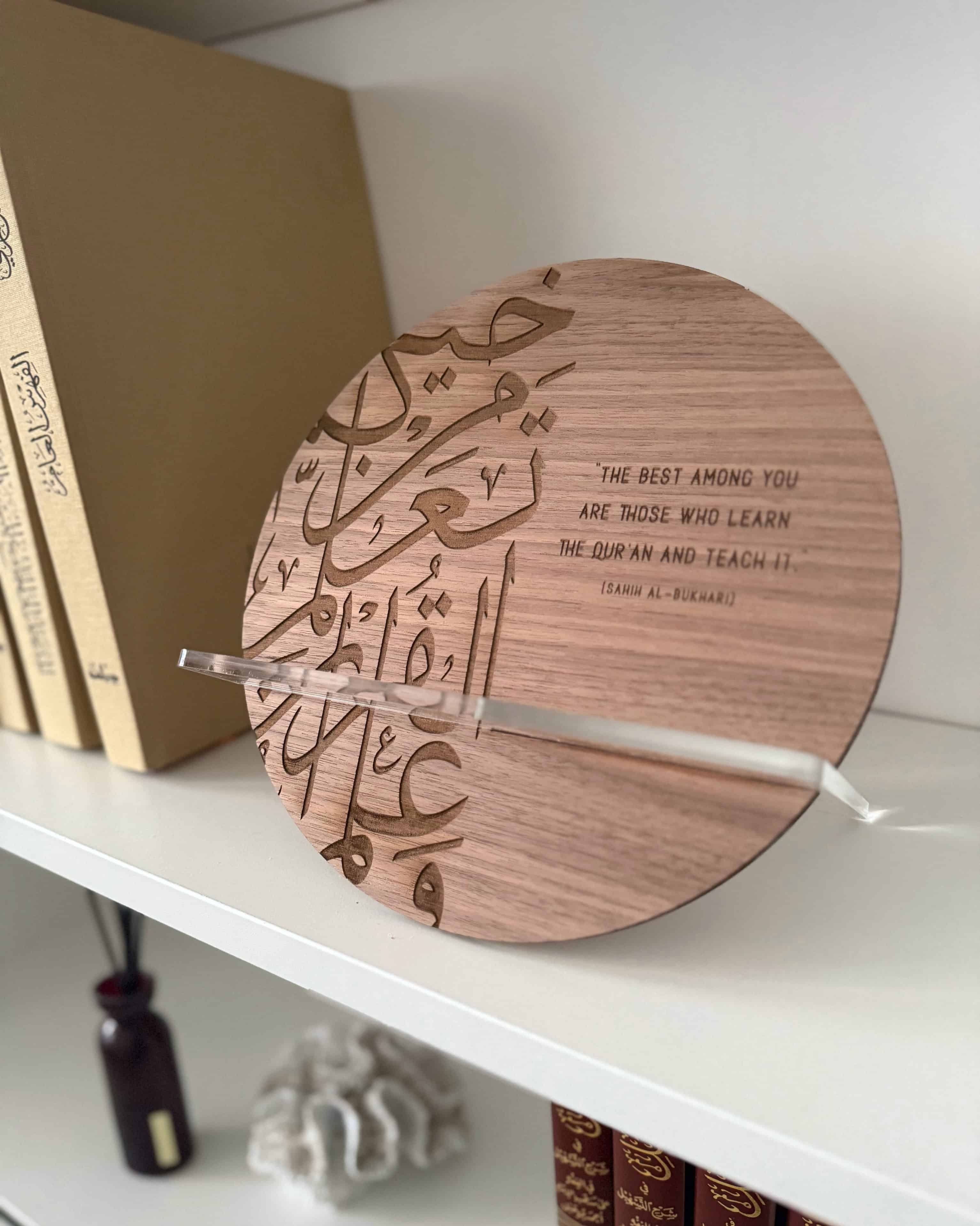 Quran holder i valnødsfiner med arabisk kalligrafi og holder i klar akryl