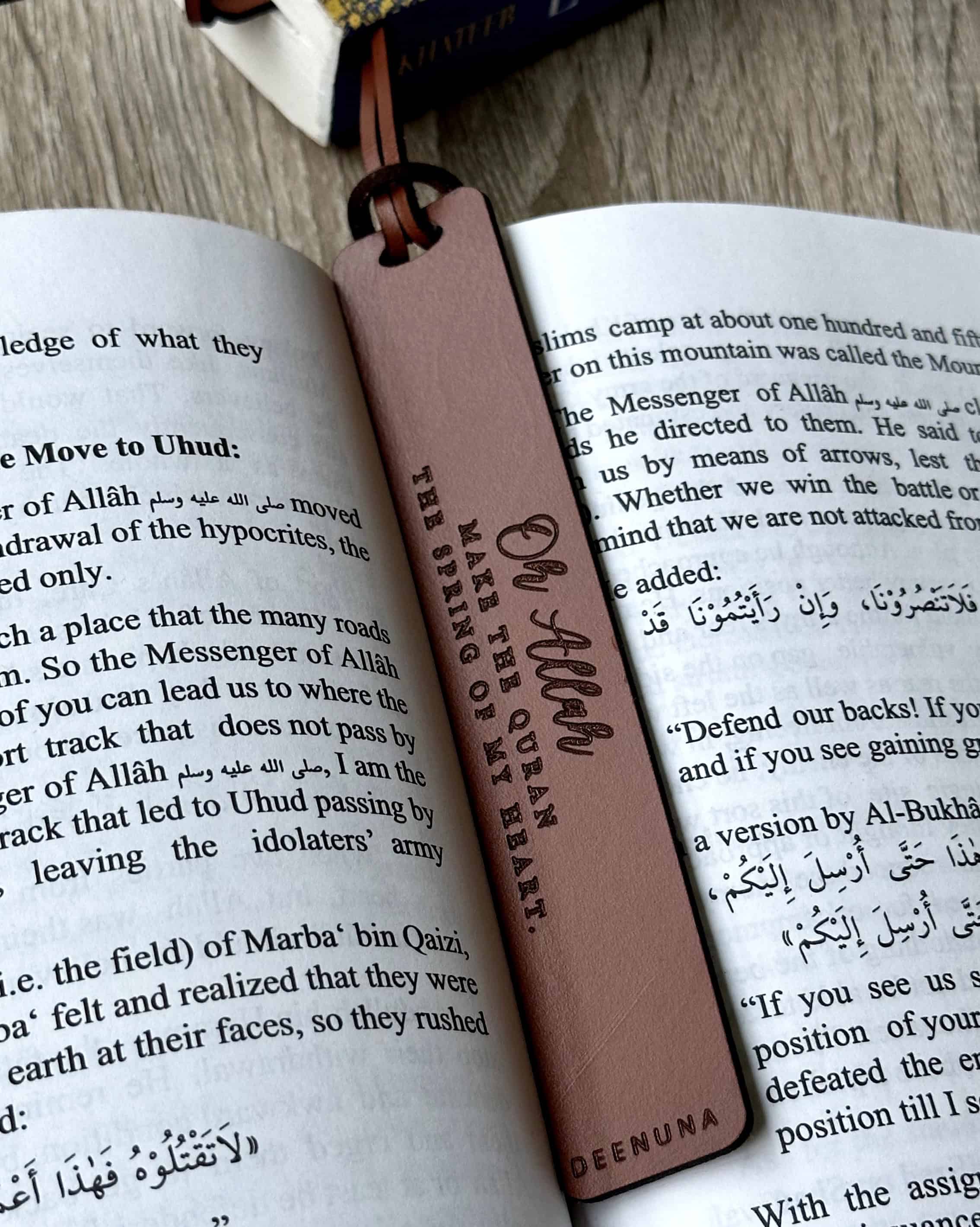 Quran Reflection bogmærke i læder placeret i en åben Koran