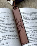 Quran Reflection bogmærke i læder placeret i en åben Koran