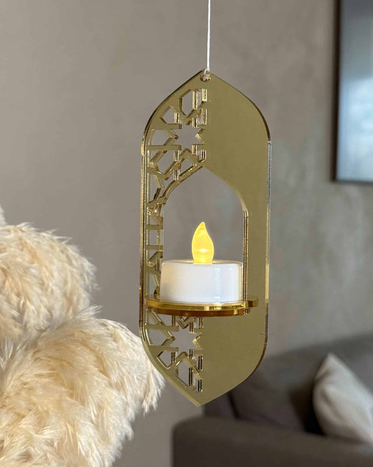 Hængende lanterne i guld spejlakryl med LED-lys som Ramadan dekoration