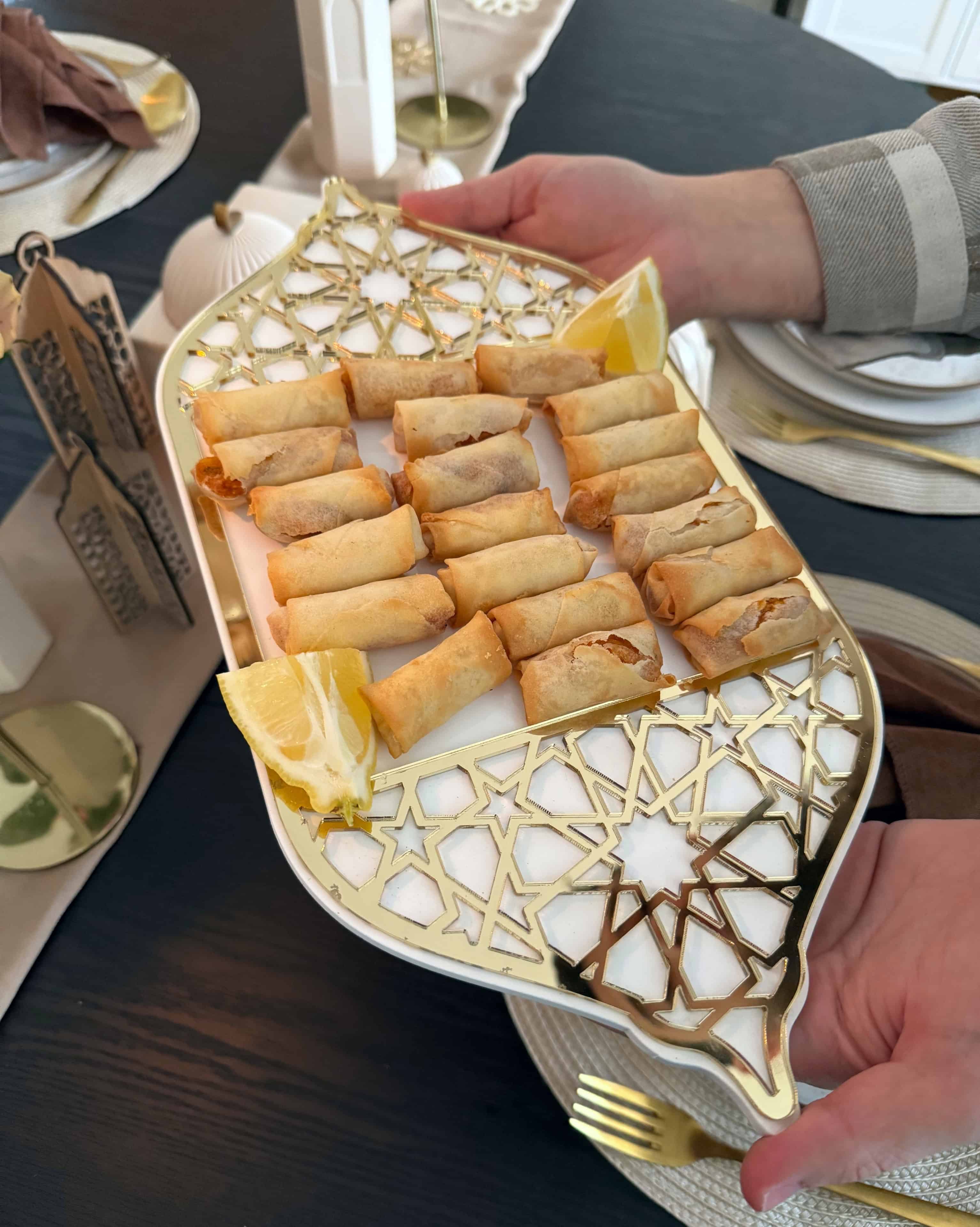 Geometrisk serveringsfad med snacks til Ramadan og Eid