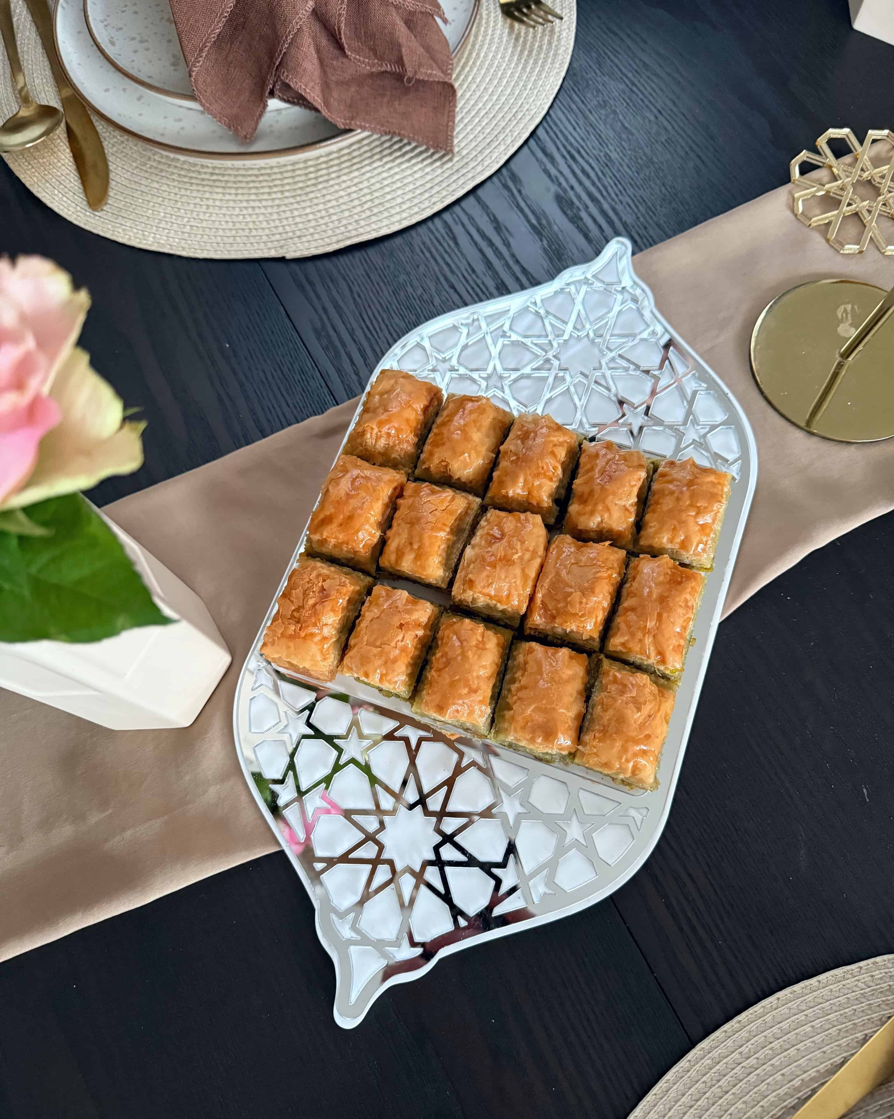 Serveringsfad med geometrisk design til dessert, kager og snacks