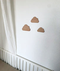 Tre små søde skyer i forskellig størrelse til dekoration på børneværelset. Kan fåes i to materialer - Egfiner eller birkfinér.