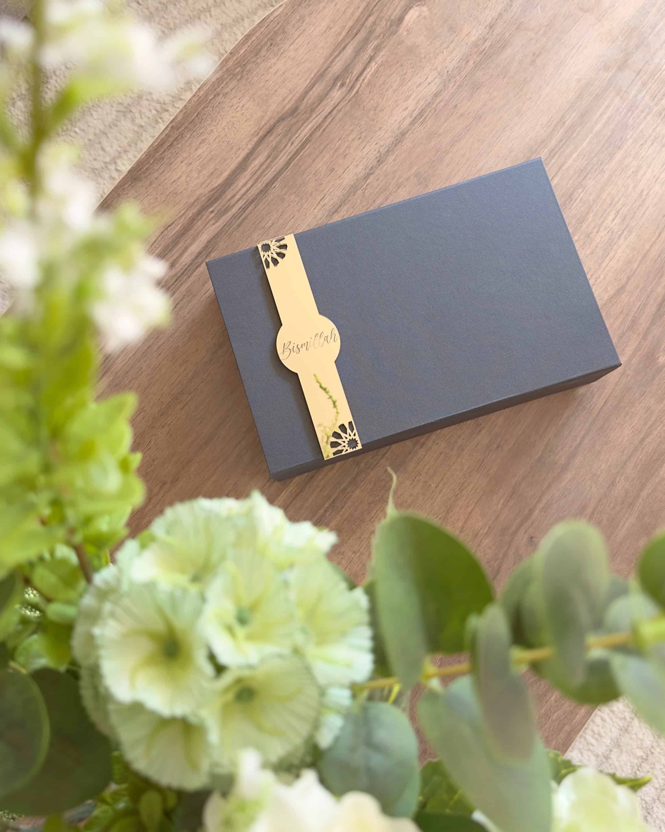 Elegant sort Eid gaveæske med lædernøglering og gaveindhold og guld 