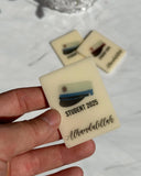 Studentermagnet i beige akryl med studenterhue, årstal og Alhamdulillah