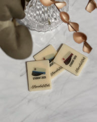 dekorativ magnet med islamiskt inspirerad design för student och examen i beige akryl størrelsen 4,5cm x 6cm