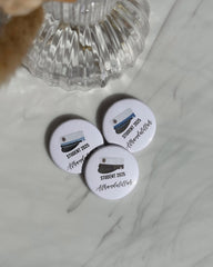 produktbillede af Studenter Badge voor afstuderen i wit akryl størrelse er 4,4cm i diameter