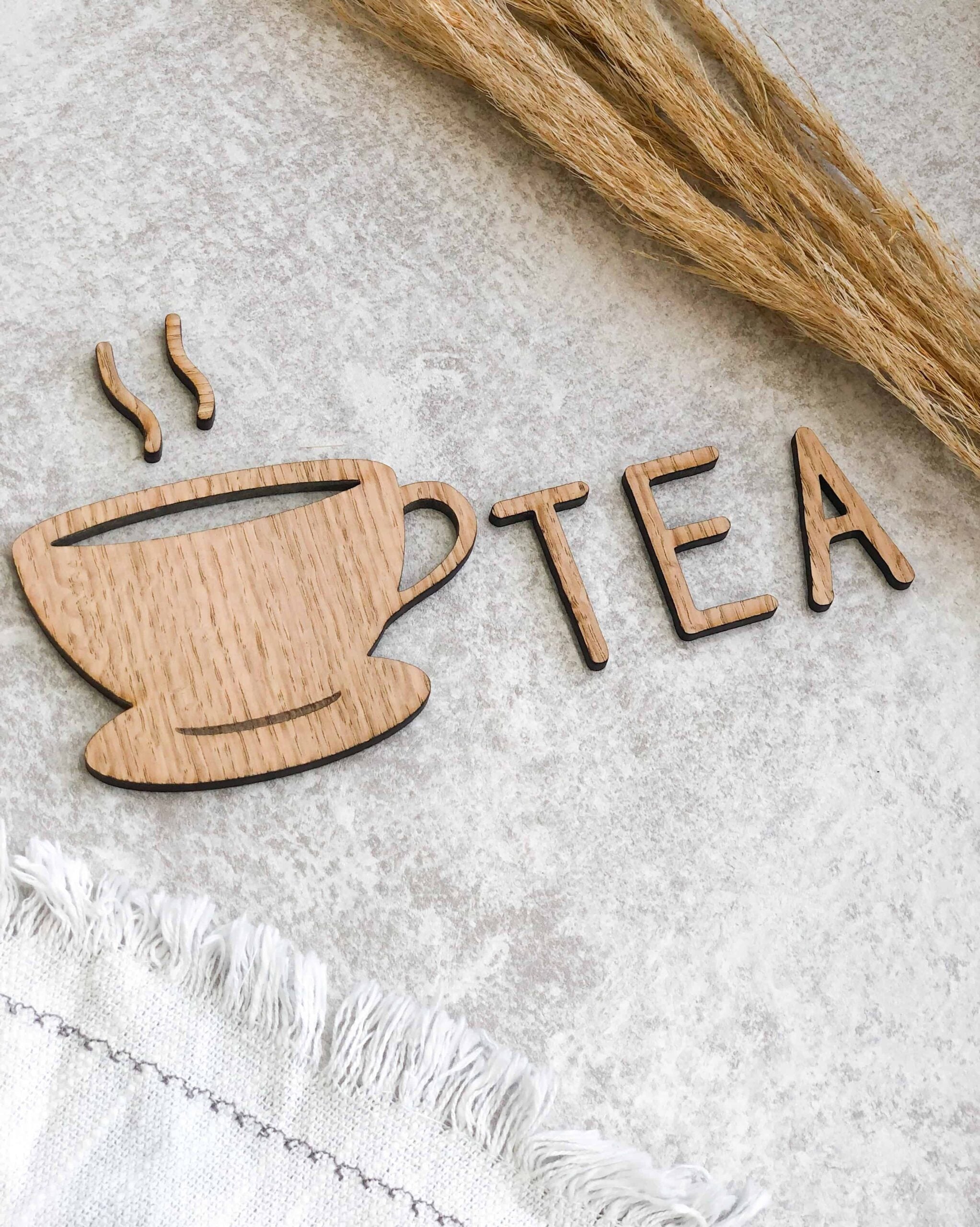 Dekorativt te-skilt med tekop og teksten TEA i egefinér, valnødsfinér eller spejlakryl