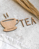 Dekorativt te-skilt med tekop og teksten TEA i egefinér, valnødsfinér eller spejlakryl