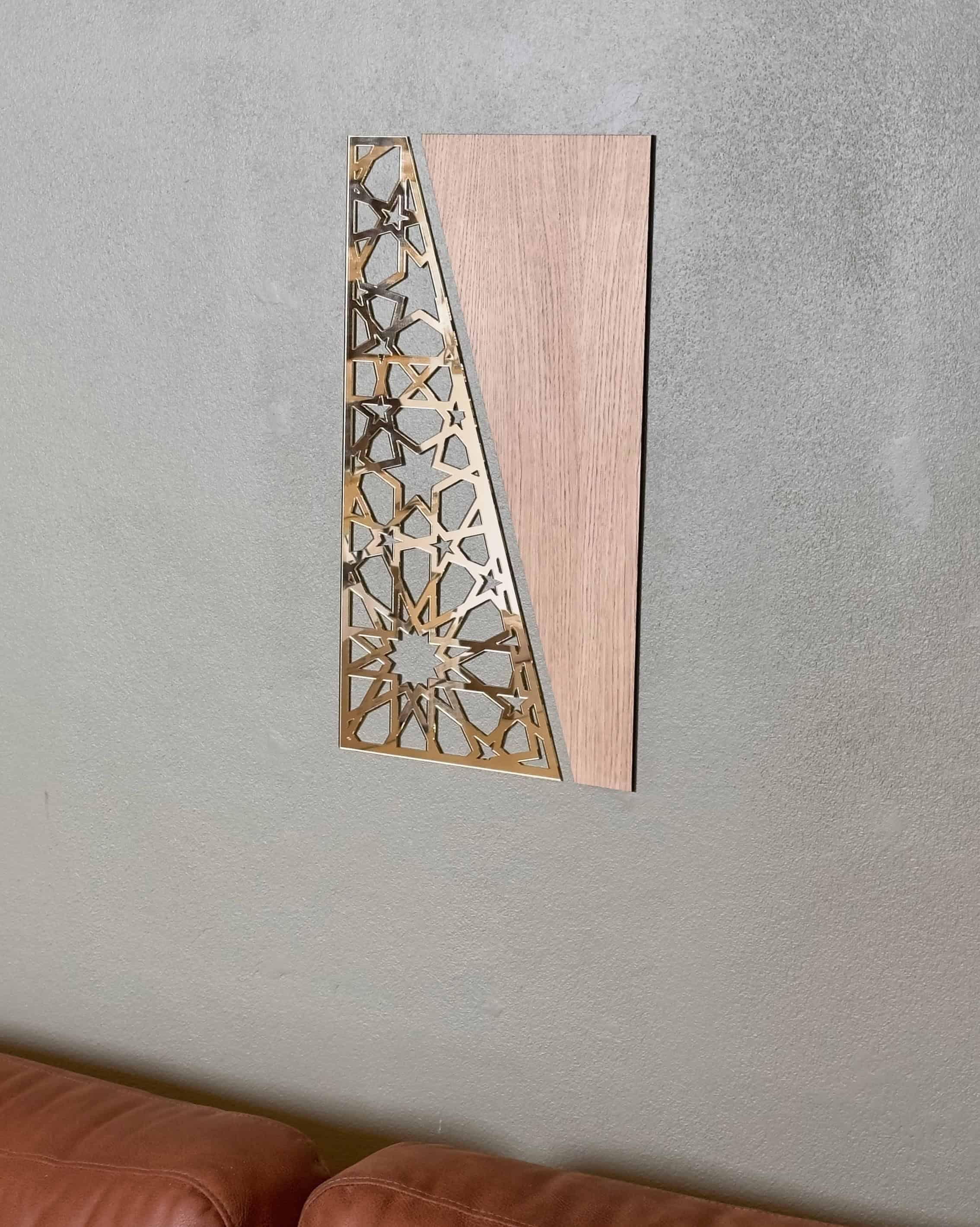 Modern Trapez vægpanel i egefiner og guld med geometrisk dekoration
